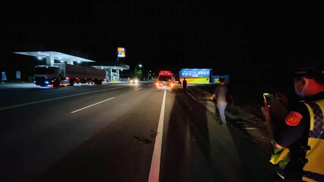 台东县大武乡台9线420.8公里12日傍晚18时8分发生小货车撞行人意外。(大武分局提供／蔡旻妤台东传真)