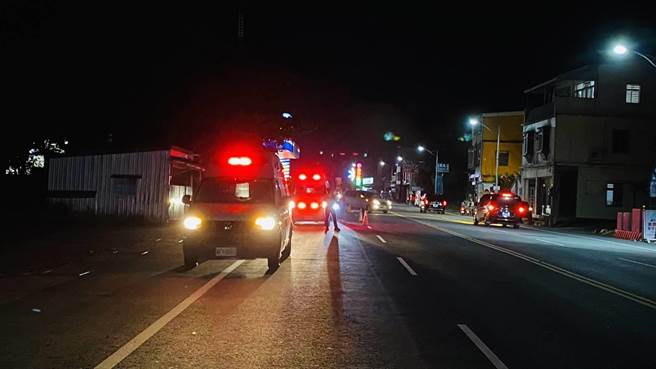 台东县大武乡台9线420.8公里12日傍晚18时8分发生小货车撞行人意外。(大武分局提供／蔡旻妤台东传真)