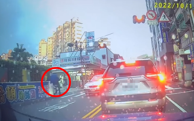 汐止男學生前天（11）在斑馬線行走時，突然遭1輛暴衝的轎車撞飛，男學生當下重摔後自行起身，走到路旁還揮手向駕駛示意沒事，駕駛便直接離開。（翻攝自臉書「八卦村行車紀錄器影片上傳中心」）