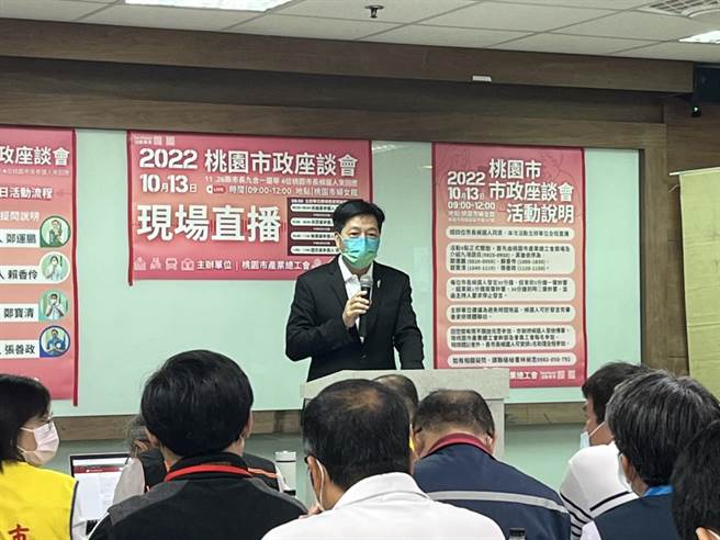無黨籍桃園市長參選人鄭寶清13日出席桃園市政座談會，批評民進黨操縱媒體、用網軍治國。（陳夢茹攝）