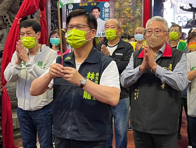今天林佳龍也前往湧蓮寺參拜。（李奇叡攝）