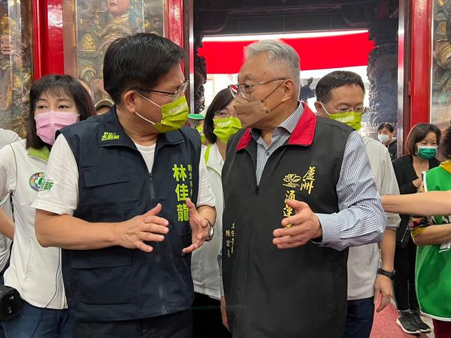 今天林佳龍也前往湧蓮寺參拜、參與遶境，陳宏昌同樣熱情接待。（李奇叡攝）