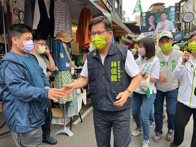 林佳龍和來往民眾互動。（李奇叡攝）