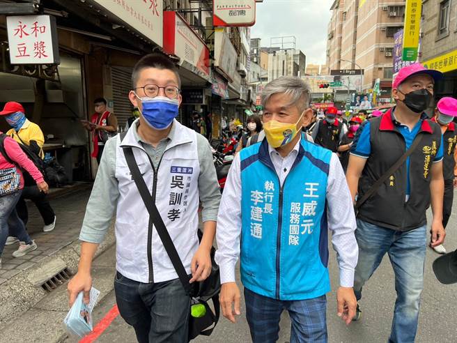 國民黨議員參選人吳訓孝以及王威元團隊也參與遶境盛會。（李奇叡攝）