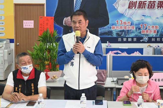 苗栗县长参选人锺东锦(中)喊出要捐出选举补助款帮助弱势。（李京升摄）