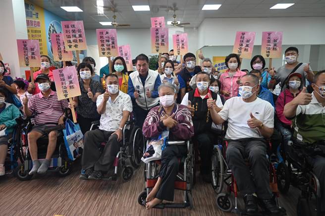 苗栗县各地总共16个社福团体与机构，13日组成后援会力挺锺东锦。（李京升摄）