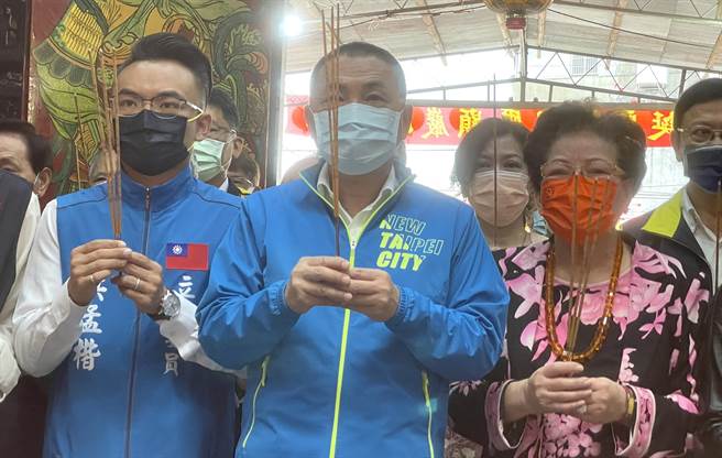 新北市长侯友宜上午前往泰山下泰山巖参拜祈福。（吕健豪摄）