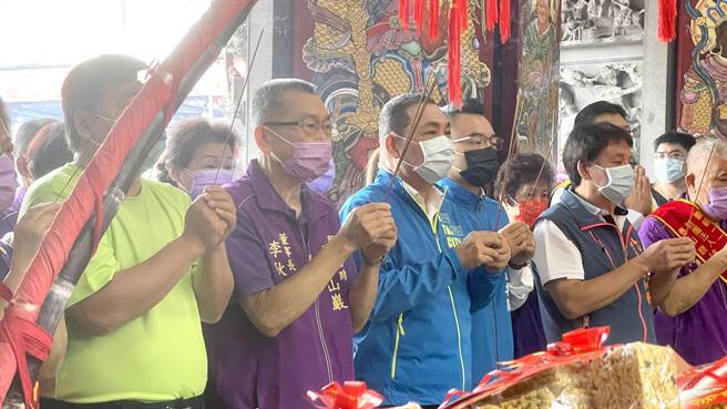 随后再赶到顶泰山巖参拜，感谢祖师对地方的保佑。（吕健豪摄）