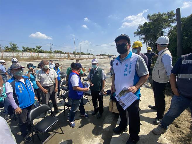 台南市议员陈昆和(右)今天与多名议员到场会勘。(曹婷婷摄)