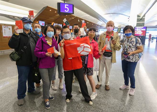 国境因新冠疫情封锁管制入出境旅客938日，13日零时起正式解封禁团令，旅游旅游业者在解封首日迎来境外旅游商机，上午共有39名旅客参加雄狮旅游首发团，团员中有去度蜜月的新婚夫妻，也有老夫妻四度前往泰国，业者期待沈寂二年多来的国外旅游有爆发性成长。。（陈麒全摄）