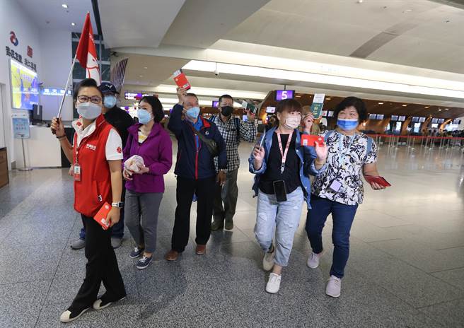 国境因新冠疫情封锁管制入出境旅客938日，13日零时起正式解封禁团令，旅游旅游业者在解封首日迎来境外旅游商机，上午共有39名旅客参加雄狮旅游首发团，团员中有去度蜜月的新婚夫妻，也有老夫妻四度前往泰国，业者期待沈寂二年多来的国外旅游有爆发性成长。。（陈麒全摄）