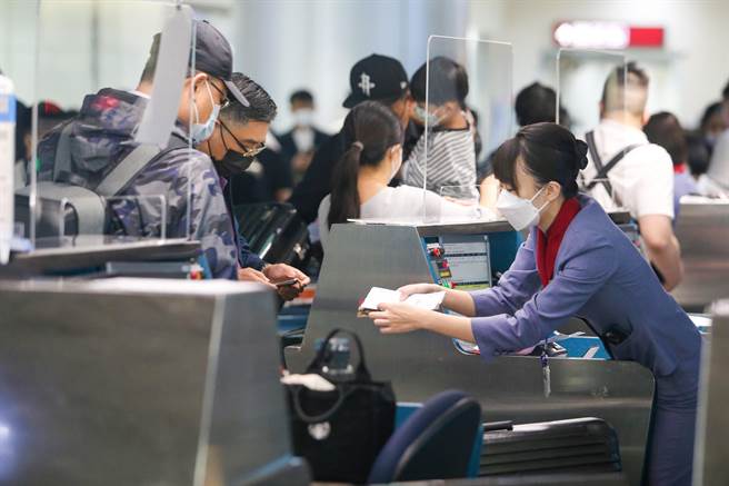 国境因新冠疫情封锁管制入出境旅客938日，13日零时起正式解封禁团令，桃园机场13日上午出国旅客增加，让因疫情管制冷情的机场开始热闹起来。（陈麒全摄）