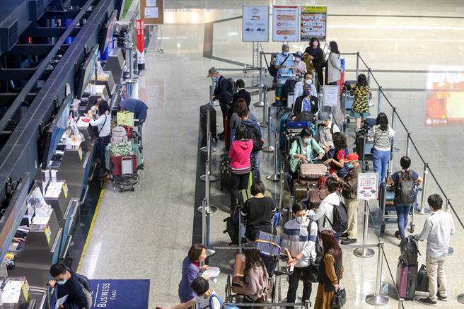 国境因新冠疫情封锁管制入出境旅客938日，13日零时起正式解封禁团令，桃园机场13日上午出国旅客增加，让因疫情管制冷情的机场开始热闹起来。（陈麒全摄）