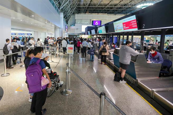 国境因新冠疫情封锁管制入出境旅客938日，13日零时起正式解封禁团令，桃园机场13日上午出国旅客增加，让因疫情管制冷情的机场开始热闹起来。（陈麒全摄）