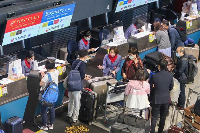 国境因新冠疫情封锁管制入出境旅客938日，13日零时起正式解封禁团令，桃园机场13日上午出国旅客增加，让因疫情管制冷情的机场开始热闹起来。（陈麒全摄）