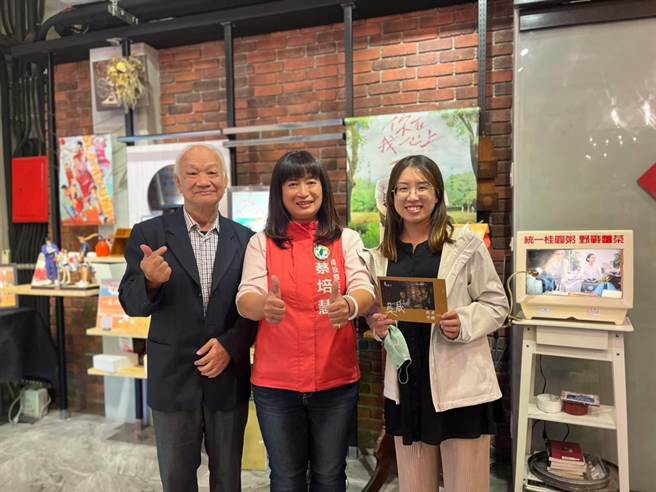 诗人吴晟（左）与民进党南投县长参选人蔡培慧（中）。（蔡培慧服务处提供／廖志晃南投传真）