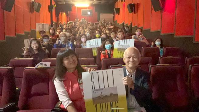 民进党南投县长参选人蔡培慧（左），包场观赏纪录片《他还年轻》。（蔡培慧服务处提供／廖志晃南投传真）
