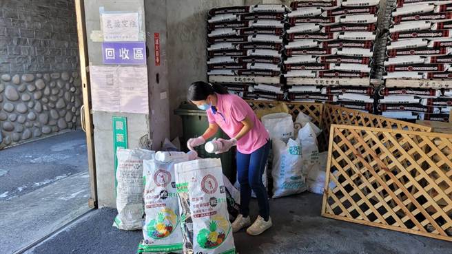 大安農會主動實施配合政府低毒藥使用及廢農藥容器空瓶回收活動，6年來總計收回5萬多個農藥空瓶。（大安農會提供）