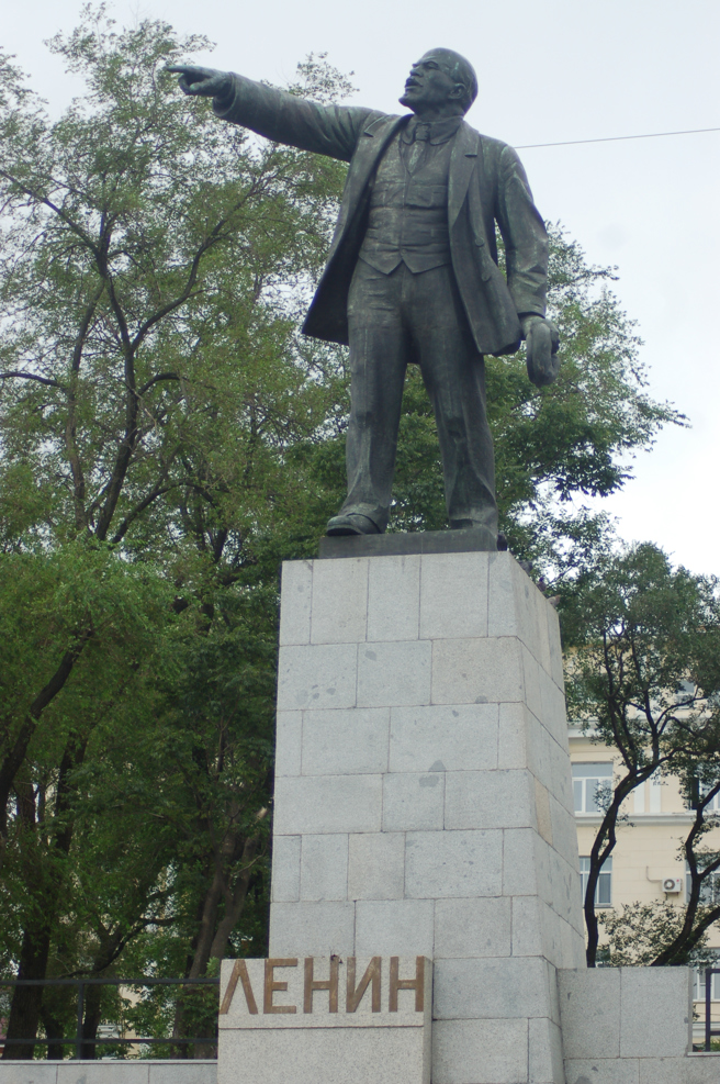 讓整件事情更困難的，是列寧等人不管去到哪兒都挨罵。因為手上有充裕時間，還在等待米留科夫正式邀請的流亡者和中間偏左的瑞士人，聯手把列寧罵成叛國賊。圖為矗立於海參崴的列寧像。(攝影/記者慶正)