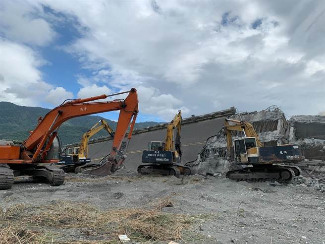 玉里鎮高寮大橋拆除。（花蓮縣府提供）