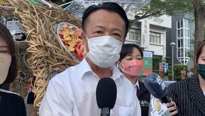 對手王育敏今到監察院檢舉現任嘉義縣長翁章梁，翁章梁稍早親自回應了。（呂妍庭攝）