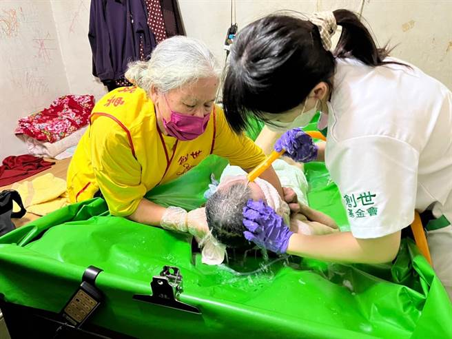 创世基金会板桥分院招募到宅义工。（创世基金会板桥分院提供）