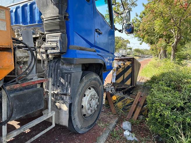彰化水泥泵浦车剎车失灵高速衝撞路口等红灯的小客车和机车。（民眾提供／吴敏菁彰化传真）