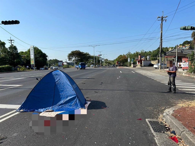 彰化水泥泵浦车剎车失灵高速衝撞路口等红灯的小客车和机车，机车骑士头部当场被辗爆。（民眾提供／吴敏菁彰化传真）