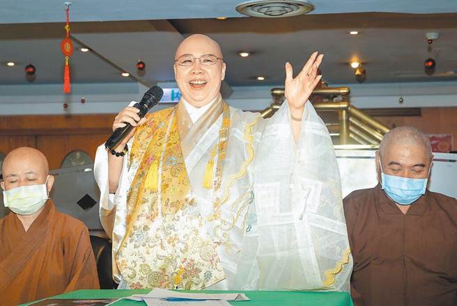 恒述法师的女信徒江宝银，向恒述法师借款300万，恒述法师帮江女找地下钱庄，还开支票帮忙向钱庄借钱（本报资料照片）