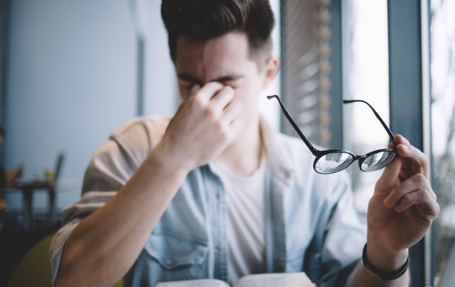 有民眾视力急速丧失，视野狭窄且视力模糊，医师发现症状非眼球疾患所致。( 示意图/ Shutterstock )