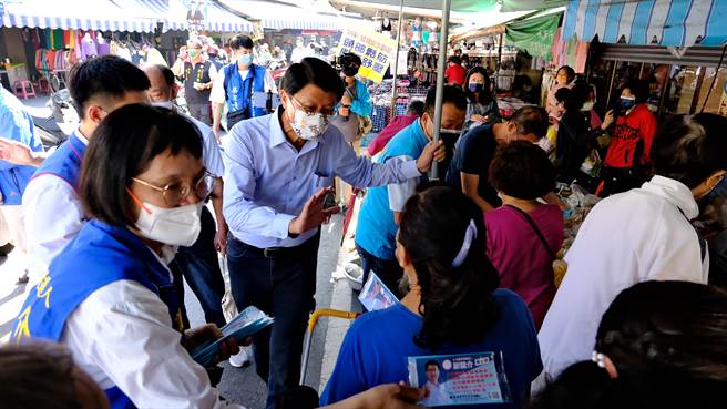 国民党台南市长参选人谢龙介今早启动市场拜票行程。(谢龙介竞选团队提供／曹婷婷台南传真)