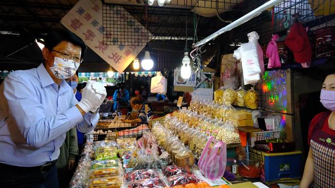 国民党台南市长参选人谢龙介今早启动市场拜票行程。(谢龙介竞选团队提供／曹婷婷台南传真)