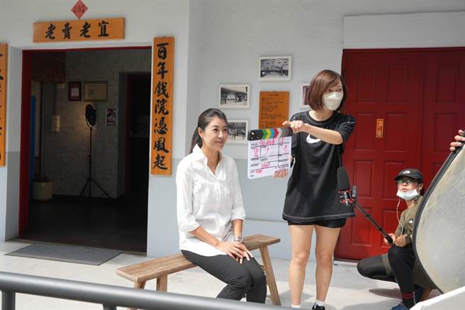 国民党南投县长参选人许淑华，在百年戏院前拍摄政见短片，象徵在传统中创新。（许淑华服务处提供／廖志晃南投传真）