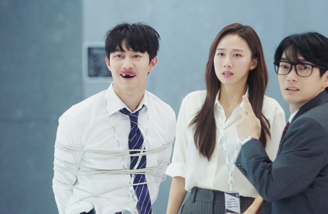 郭东延不计形象搞笑演出牙齿全部掉落。（图／龙华电视提供）