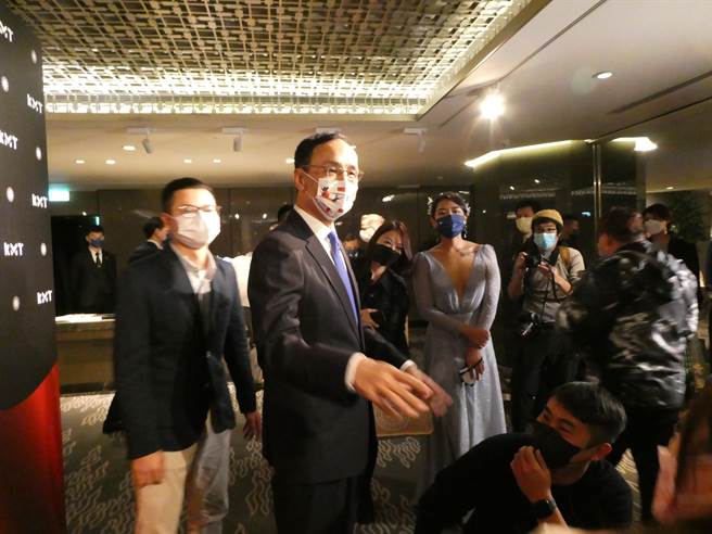 国民党昨晚办中华民国111年国庆酒会，虽受关注的美国在台协会（AIT）处长孙晓雅并未出席，但会中多国驻华使节、驻台馆处要员，以及外媒驻台记者与党内要角纷纷出席同欢。以全台知名各式台式夜市小吃的酒会餐点，也备受好评。（周志豪摄）