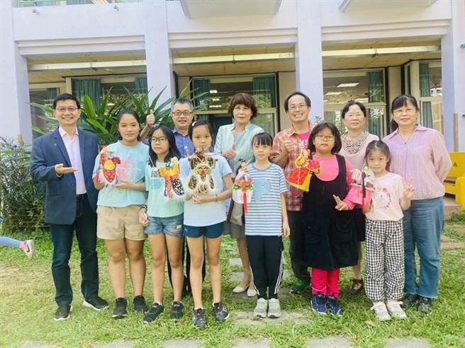 張瑞僑與土牛國小客語布袋戲課程學生合影，並鼓勵大家好好學客語。（台中市府提供／陳淑娥台中傳真）