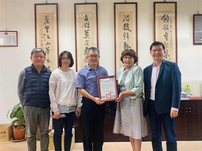 石岡土牛國小校長詹鍾松代表接受捐贈並致贈感謝狀。（台中市府提供／陳淑娥台中傳真）
