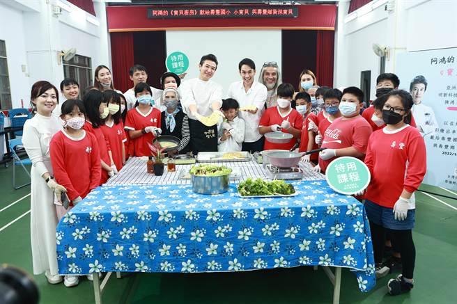 知名美食節目主持人陳鴻日前與台灣待用課程協會遠赴花蓮縣壽豐國小，與孩童一同利用在地食材料理7道菜色，並邀請文健站長者享用，透過料理在偏鄉傳遞幸福的滋味。（台灣待用課程協會提供／羅亦晽花蓮傳真）