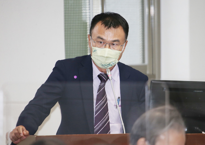 國民黨立委指出，農委會主委陳吉仲近期輔選行程滿檔，尤其綠委提出的農業建設都答應的「很大方」。（姚志平攝）