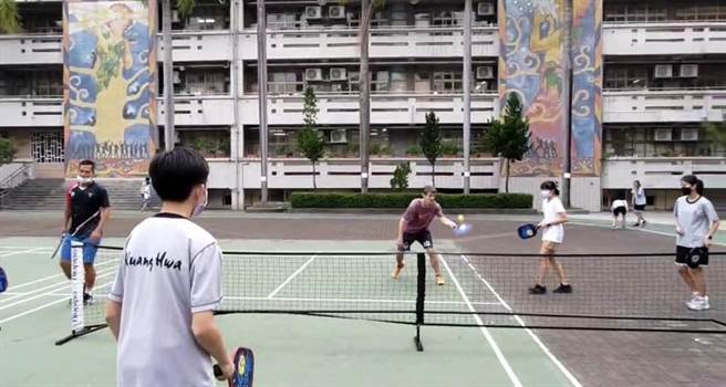 双语体育课程匹克球（Pickleball）是将双语教育融合网球、桌球与羽球3项的持拍类新兴运动。（高市教育局提供／杨舒婷高雄传真）