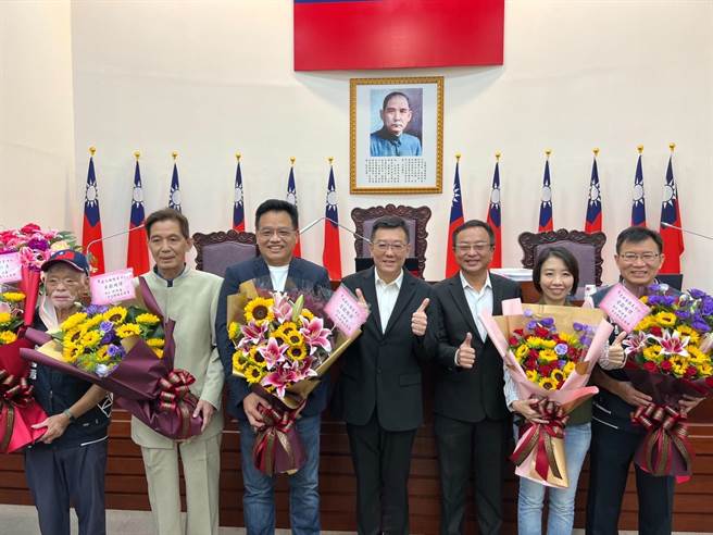 新竹市議會有5位議員不再連任，議長許修睿今天特別獻花感謝他們的努力。左起徐信芳、羅文織、林耕仁、議長許修睿、副議長余邦彥、李妍慧、吳青山。（新竹市議會提供／陳育賢新竹傳真）