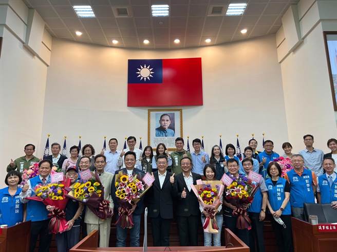 新竹市議會下屆確定有5位現任議員不尋求連任，議員們今天一起合影留念，現場氣氛溫馨。（新竹市議會提供／陳育賢新竹傳真）