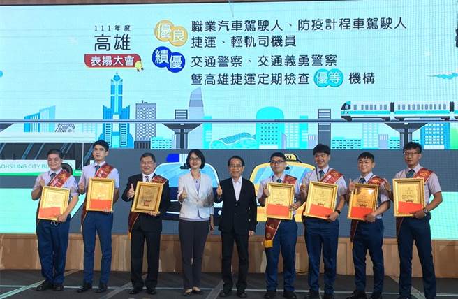 高市府在表揚大會上感謝高捷公司中捷運、輕軌駕駛每日提供民眾搭乘的服務。（崔正綱攝）