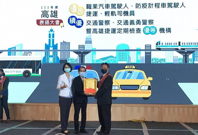 防疫計程車司機受獎人林柄孝，身兼機場排班計程車自律會會長，服務期間協調所屬司機，免費服務低收入民眾。（崔正綱攝）