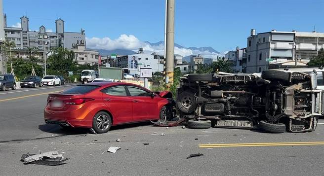 台东市永福路和柳州街口13日发生两车对撞翻车意外。（蔡旻妤摄）