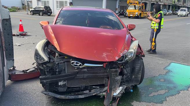 台东市永福路和柳州街口13日发生两车对撞翻车意外。（蔡旻妤摄）