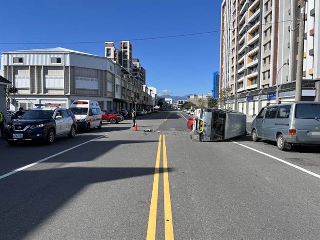 台东市永福路和柳州街口13日发生两车对撞翻车意外。（台东县警局提供／蔡旻妤台东传真）