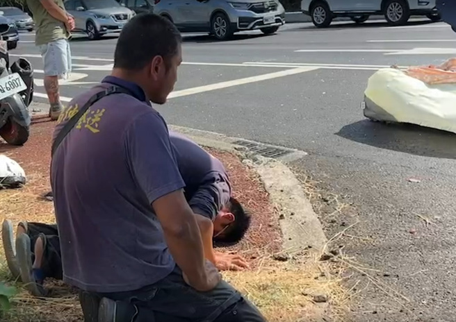彰化孝孙探祖母遭辗爆头，水泥车驾驶现场跪地磕头道歉。(民眾提供/吴敏菁彰化传真)