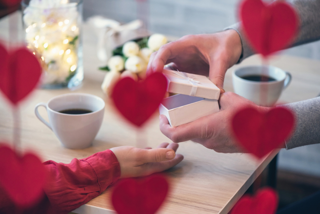 天秤座、双鱼座、巨蟹座可以为伴侣改变自己，总是把另一半放在第一顺位，去满足所有要求。（示意图／Shutterstock）