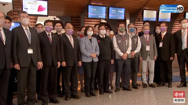 总统蔡英文前往桃园机场视察。（图／翻摄自中时新闻网直播）